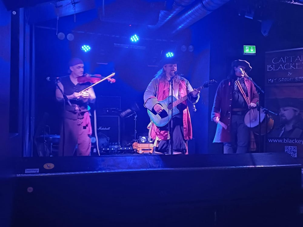 CAPTAIN BLACKEYE UND SEINE CREW